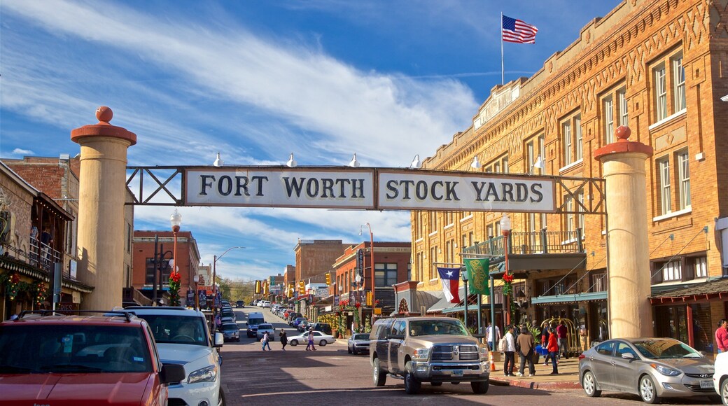Fort Worth Stockyards fasiliteter samt skilt og liten by eller landsby