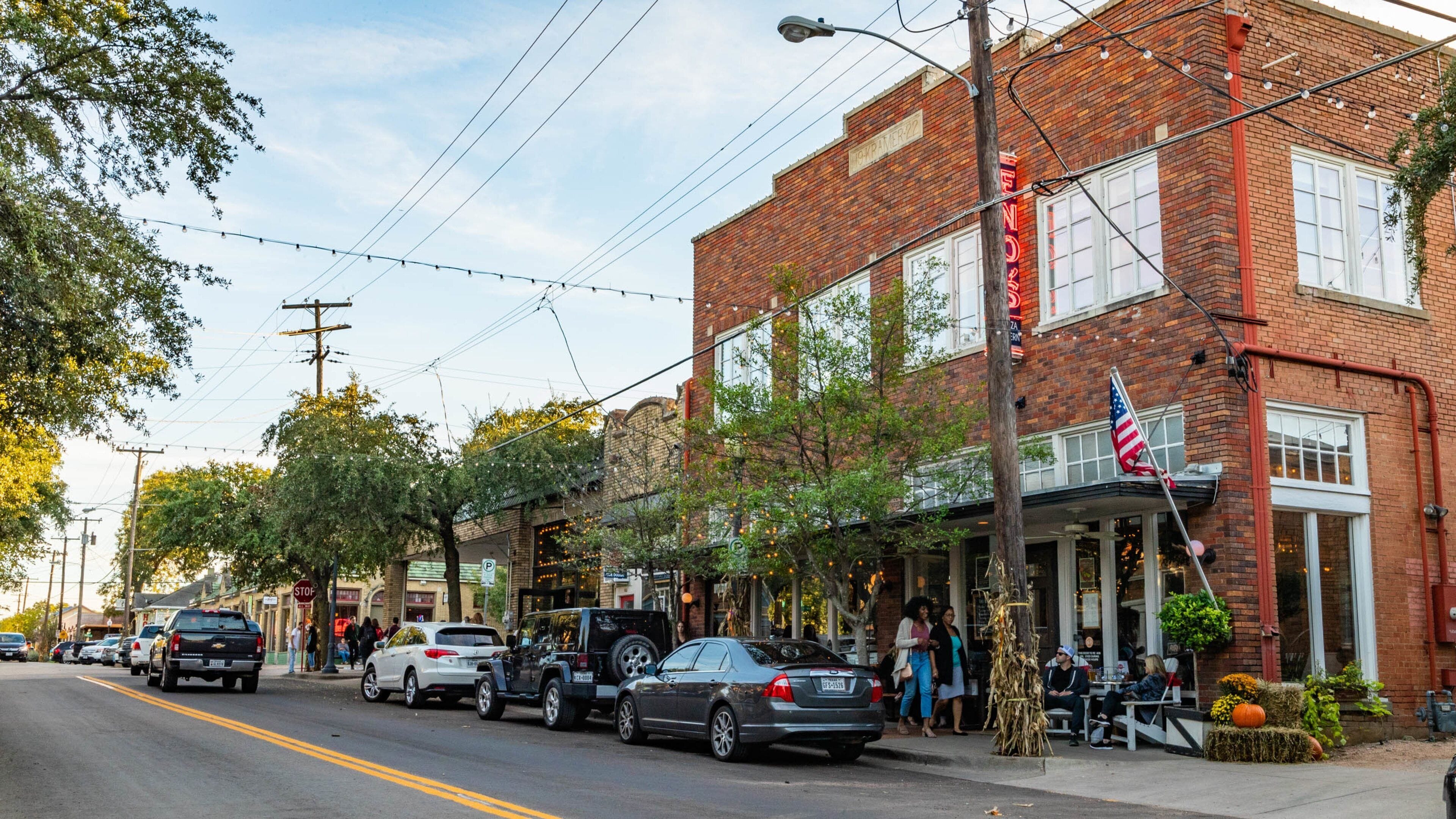 Bishop Arts District showing street scenes
