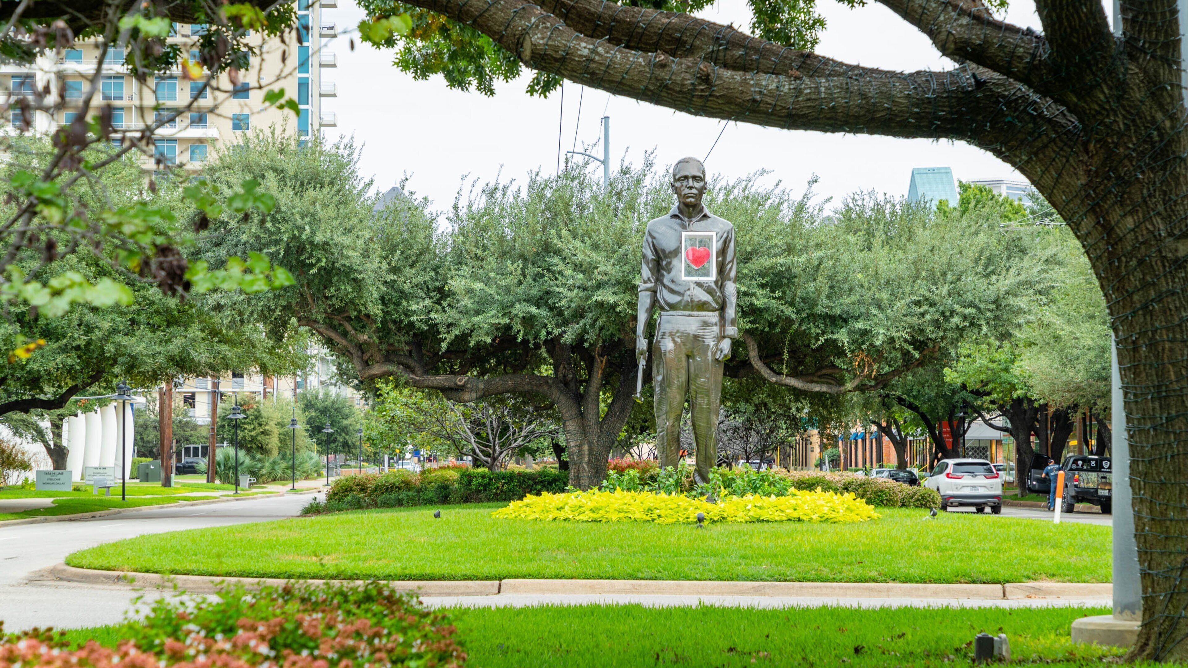 Dallas Design District showing a garden, a statue or sculpture and outdoor art