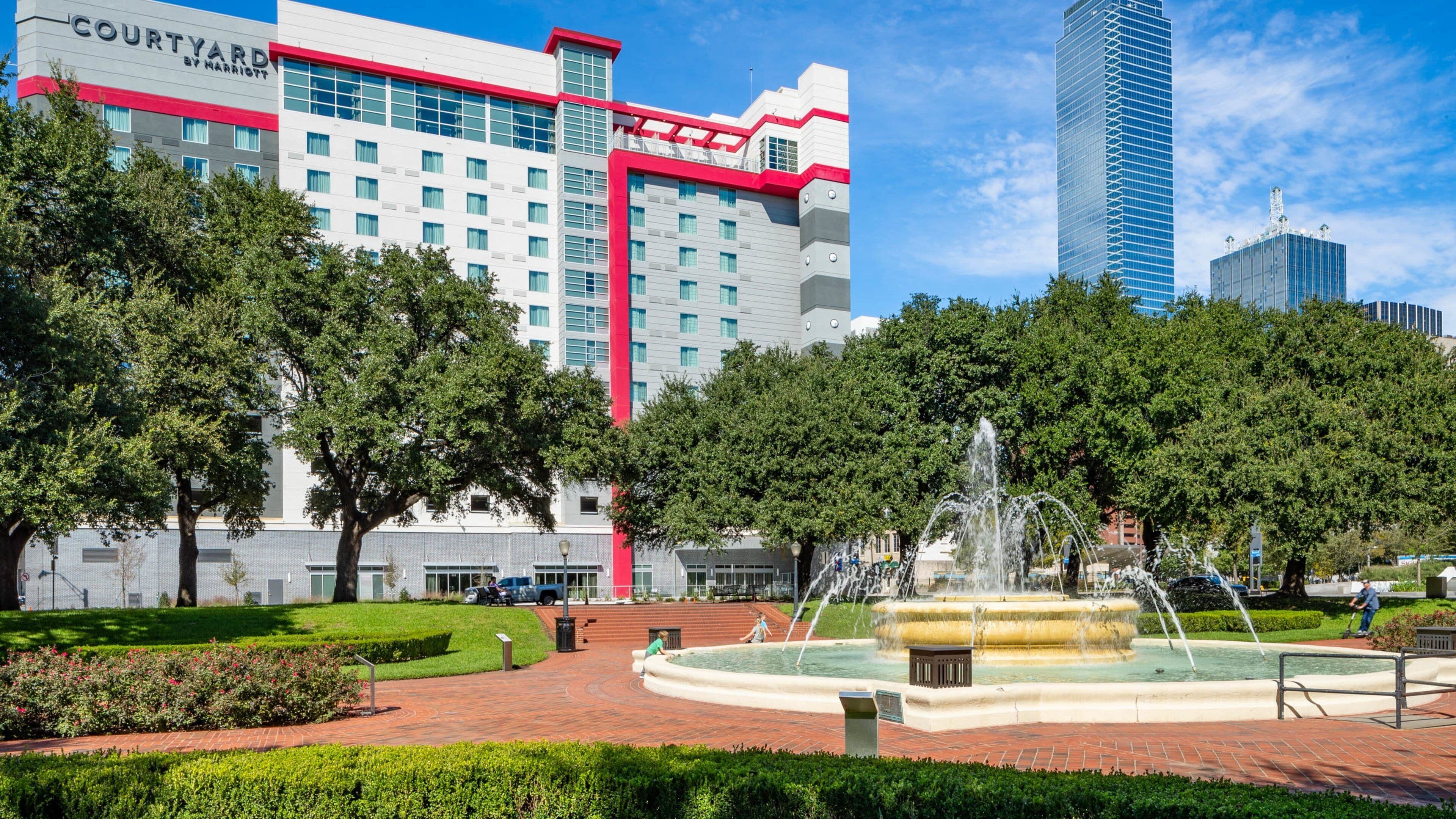 West End Historic District featuring a garden and a fountain