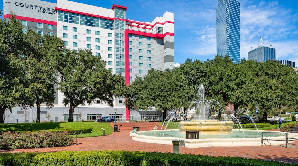 West End Historic District featuring a garden and a fountain