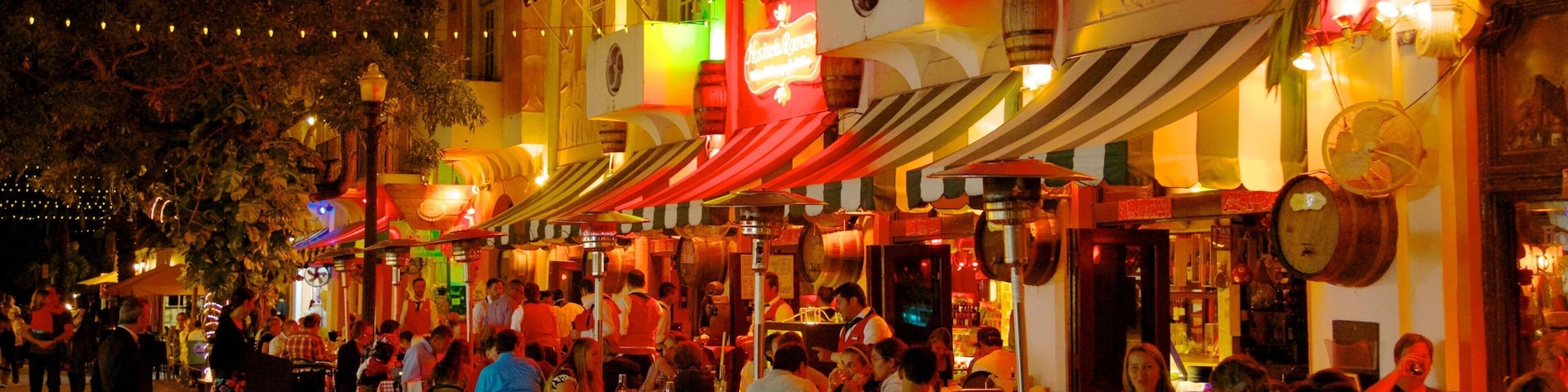 Espanola Way e Washington Avenue que inclui vida noturna, cenas de rua e cenas noturnas