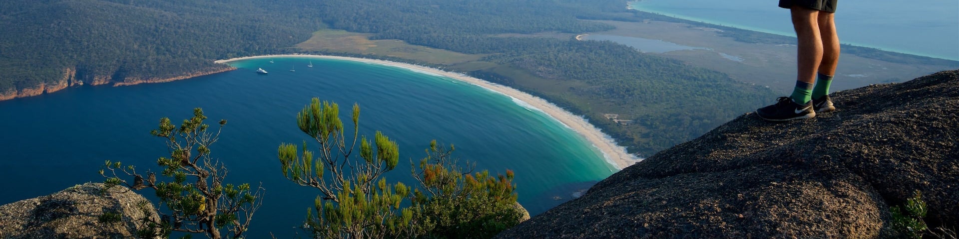 Wineglass Bay mit einem Landschaften, allgemeine KĂŒstenansicht und ruhige Szenerie