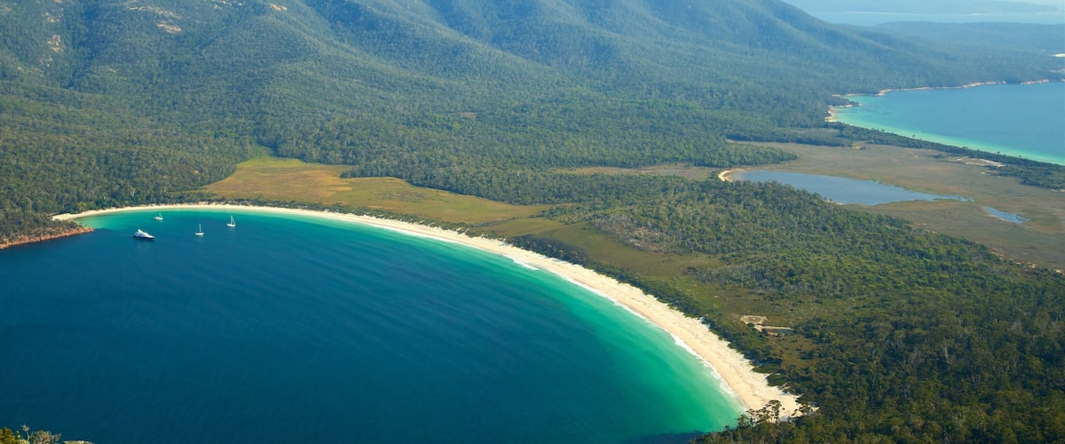 Wineglass Bay qui includes baie ou port, panoramas et vues littorales
