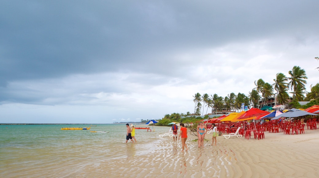 Muro Alto Beach ofreciendo vista general a la costa y una playa y también un pequeño grupo de personas