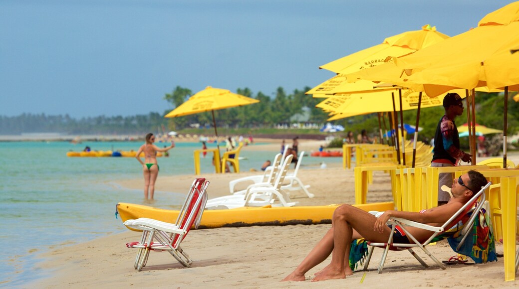Ipojuca som omfatter udsigt over kystområde og en sandstrand såvel som en mand