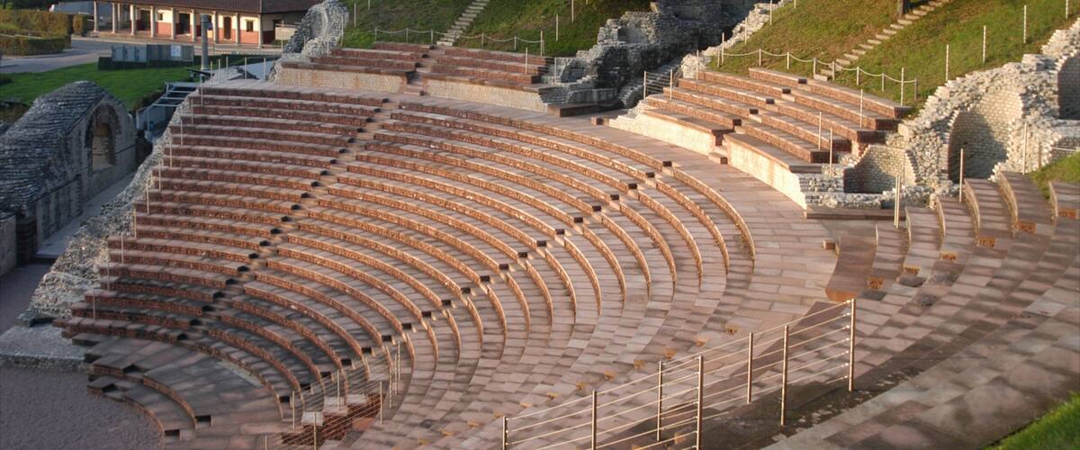 Augusta Raurica som inkluderar historisk arkitektur