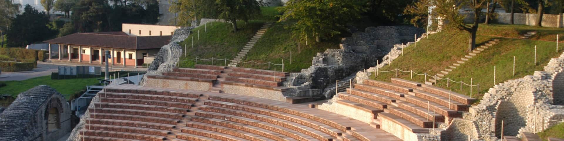 Augusta Raurica og byder pÄ historiske bygningsvÊrker