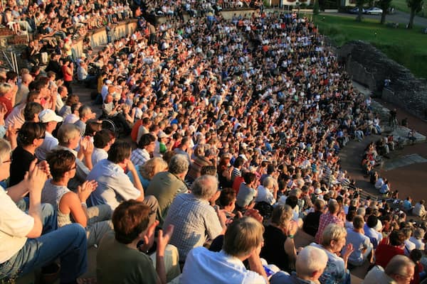 Augusta Raurica sÄvel som en stor gruppe mennesker