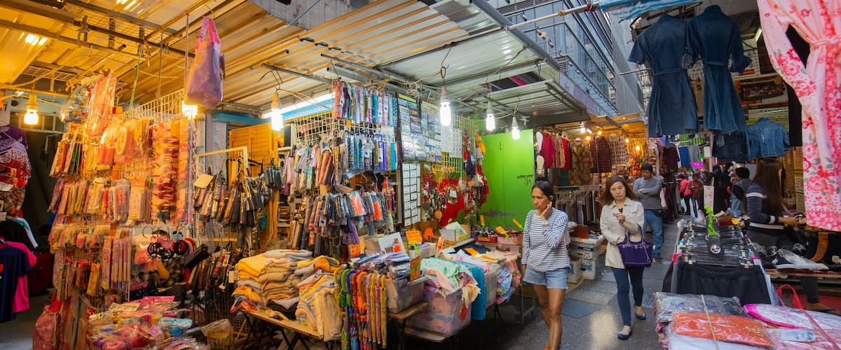 Li Yuen Street Market featuring street scenes and markets