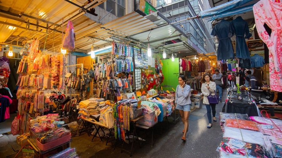 Li Yuen Street Market featuring street scenes and markets