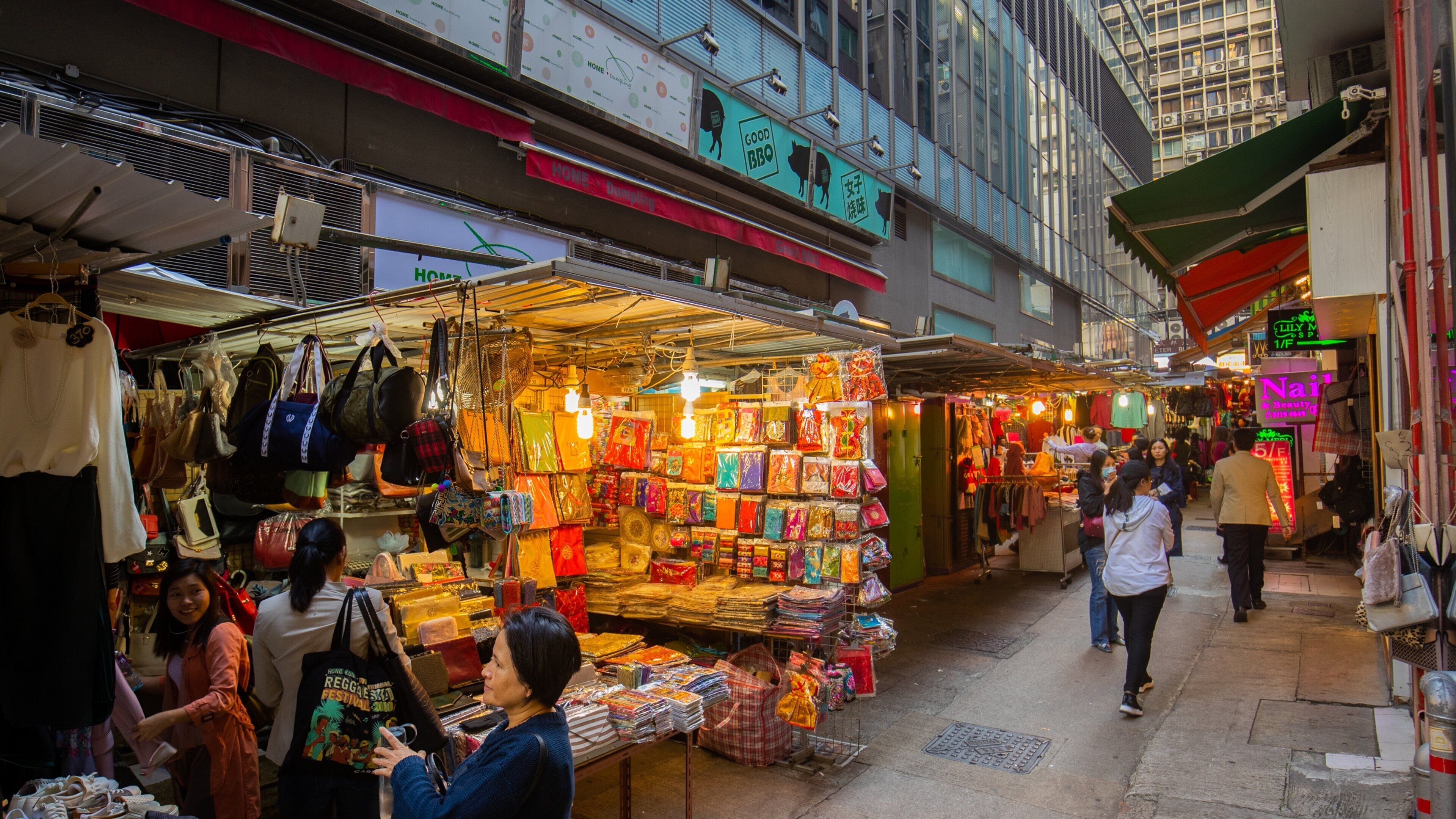 Li Yuen Street Market showing street scenes and markets