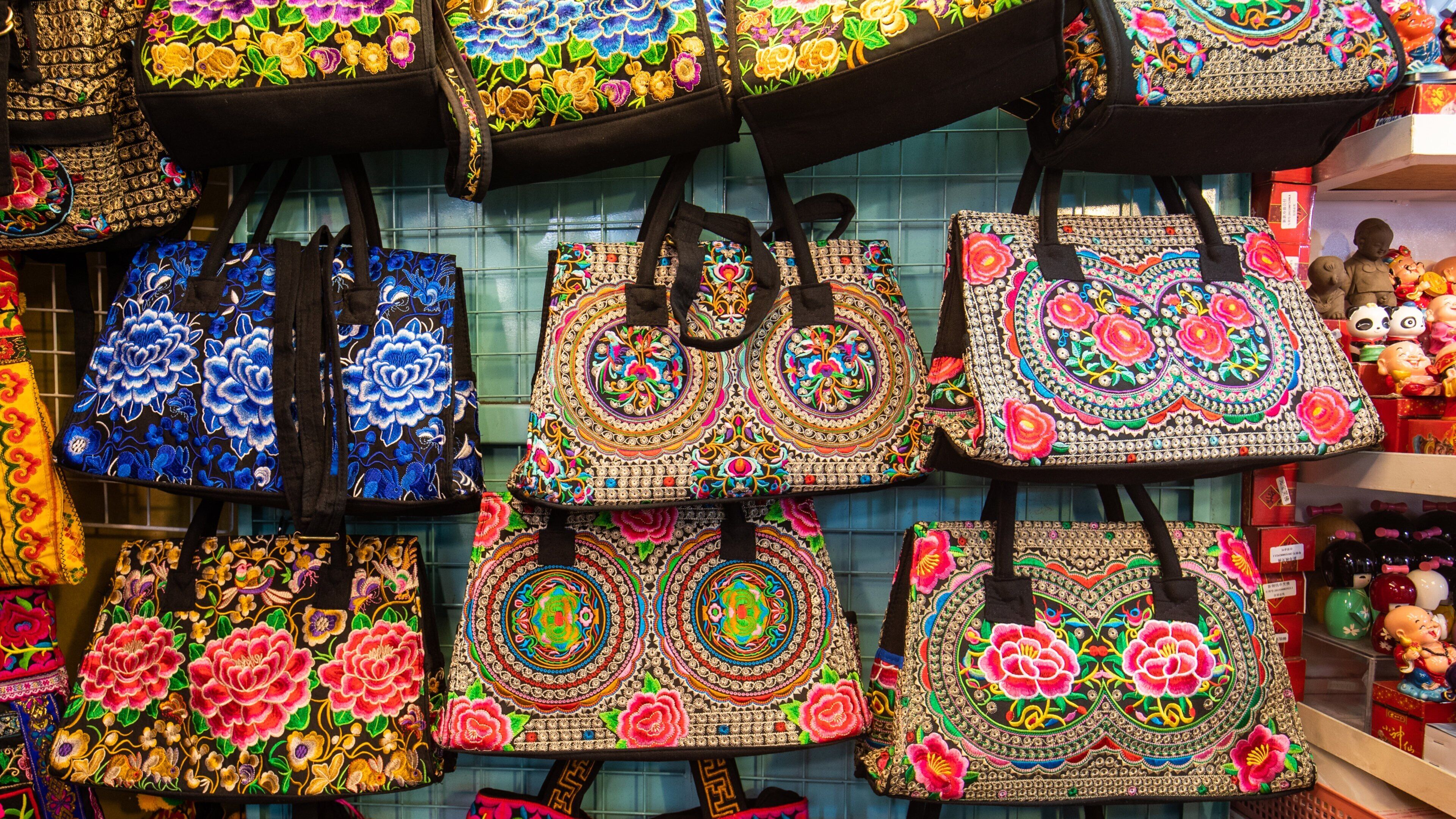 Li Yuen Street Market showing markets