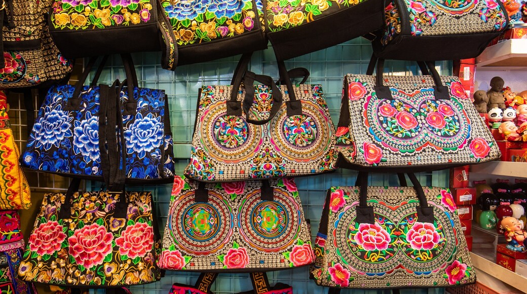 Li Yuen Street Market showing markets