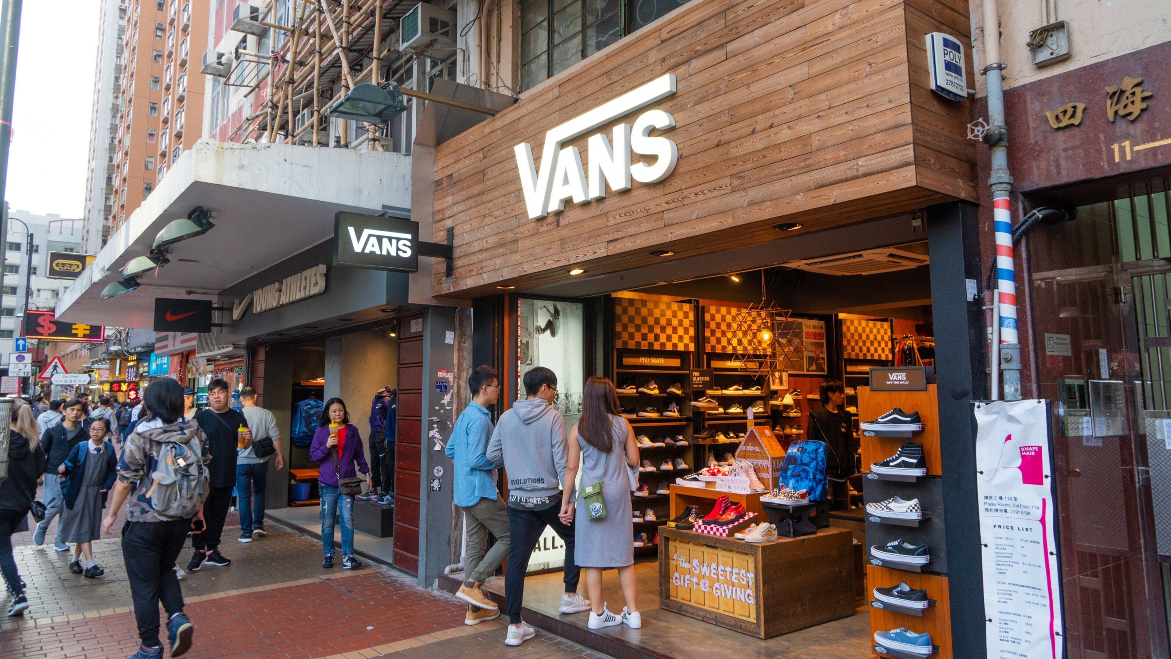 Une rue animée en plein centre-ville, où l’on trouve notamment un grand magasin Vans et un magasin d’articles de sport pour jeunes athlètes.