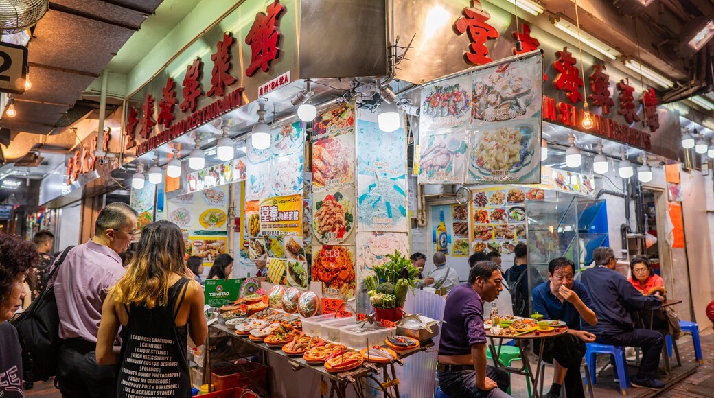 Temple Street Night Market showing food and markets