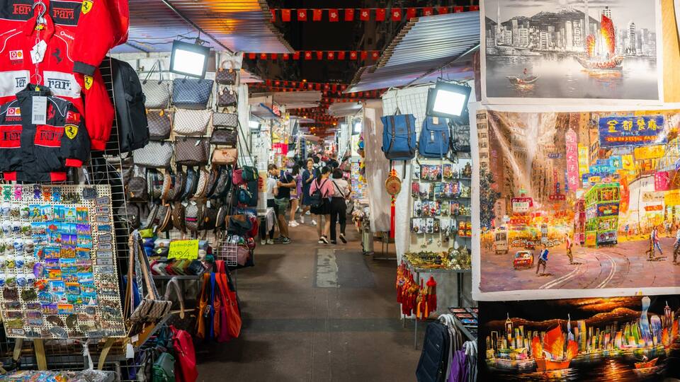 Temple Street Night Market showing markets and night scenes