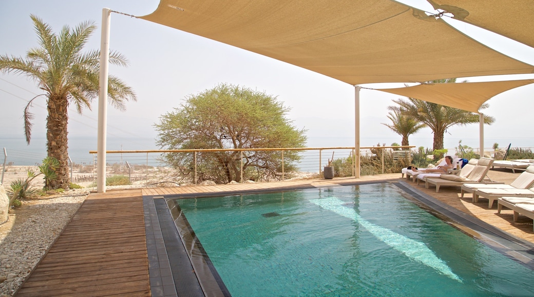 Ein Gedi Botanical Garden featuring a pool