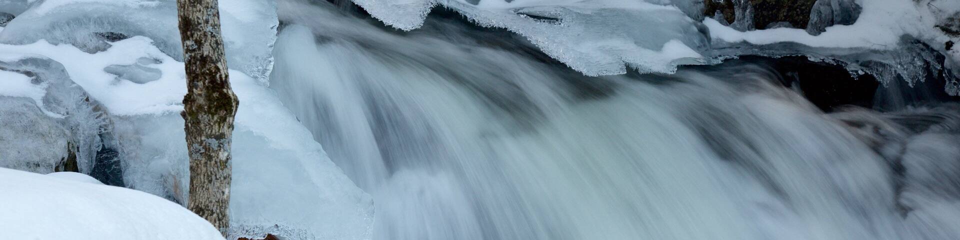 Gatineau Park presenterar ett vattenfall och snö