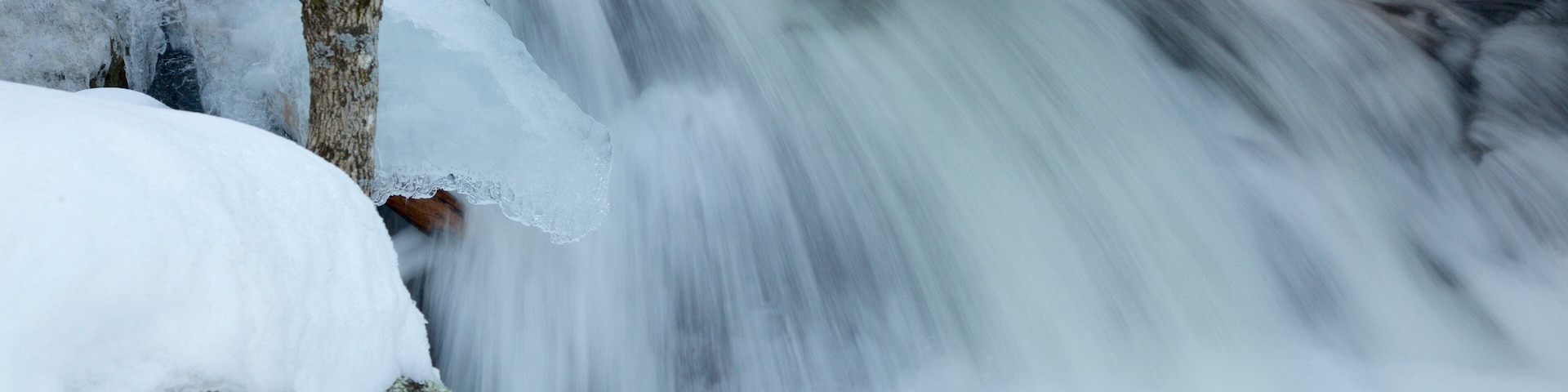 Parque de Gatineau mostrando nieve y cataratas