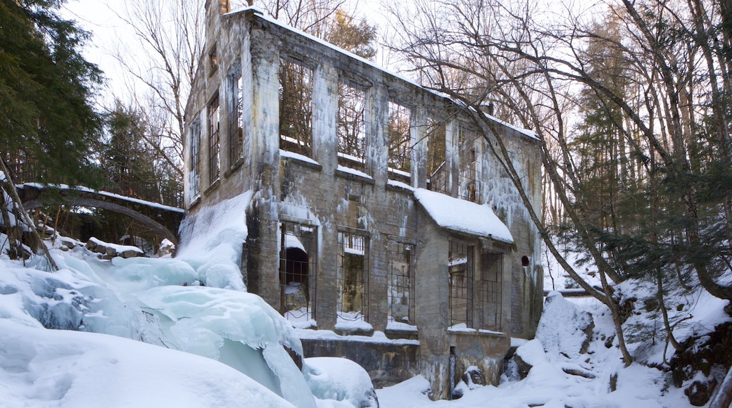 Parque de Gatineau ofreciendo nieve y elementos del patrimonio