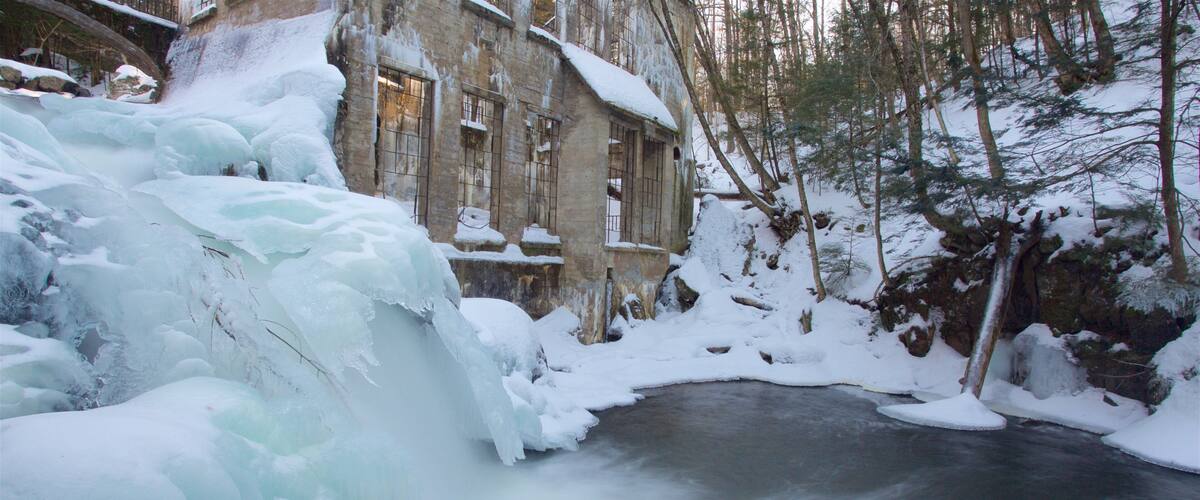 Parc de la Gatineau mettant en vedette neige et patrimoine historique