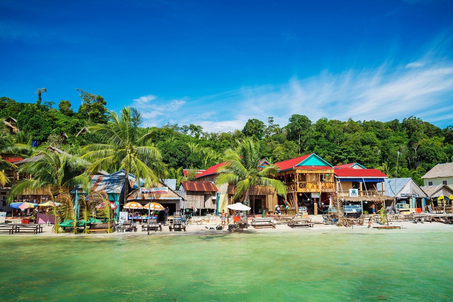 F82T4X koh rong paradise island main village in cambodia