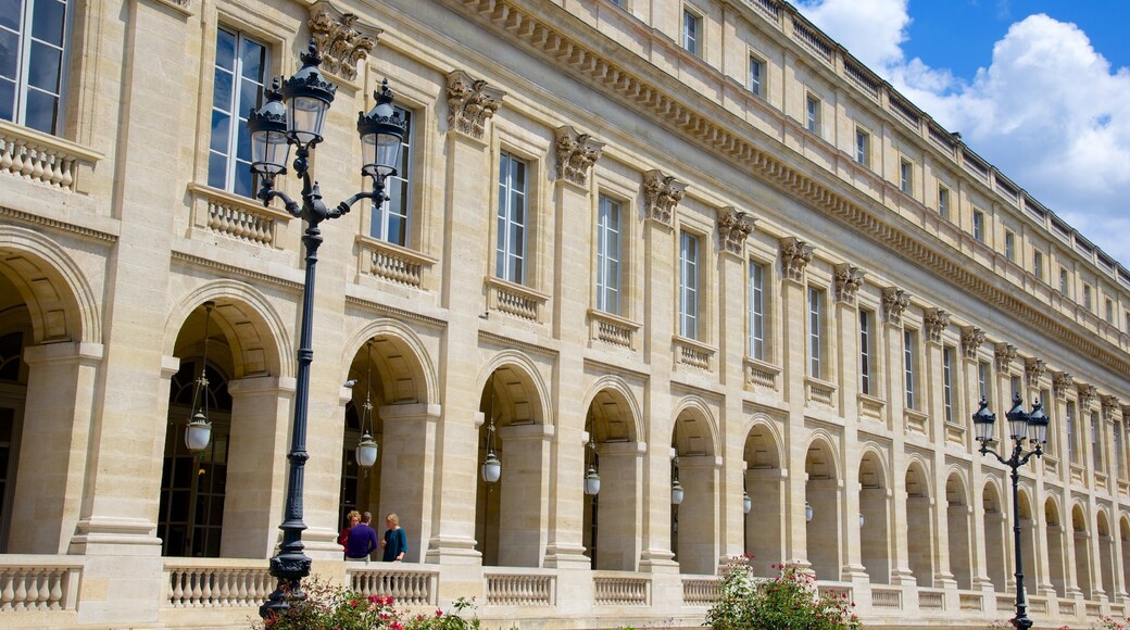 Bordeaux which includes theatre scenes and heritage architecture