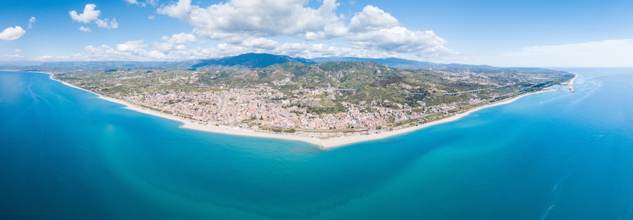 Roccella Ionica o Jonica, città in provincia di Reggio Calabria con affaccio sul mar Ionio Mediterraneo. Vista della costa sabbiosa, del castello e del porto dall'alto in Estate.