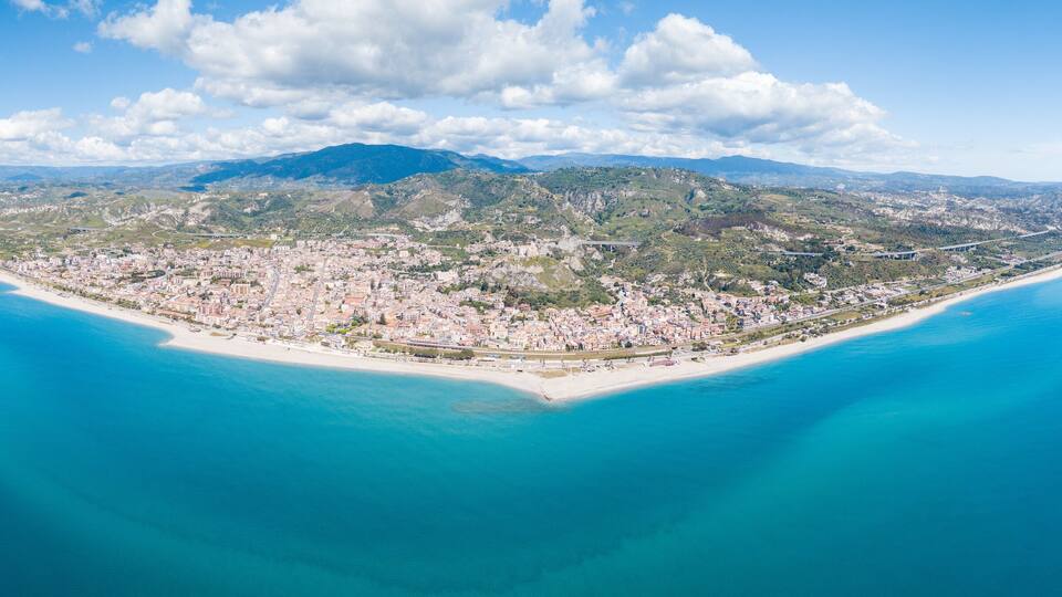 Roccella Ionica o Jonica, città in provincia di Reggio Calabria con affaccio sul mar Ionio Mediterraneo. Vista della costa sabbiosa, del castello e del porto dall'alto in Estate.