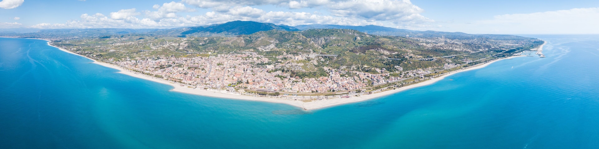 Roccella Ionica o Jonica, città in provincia di Reggio Calabria con affaccio sul mar Ionio Mediterraneo. Vista della costa sabbiosa, del castello e del porto dall'alto in Estate.