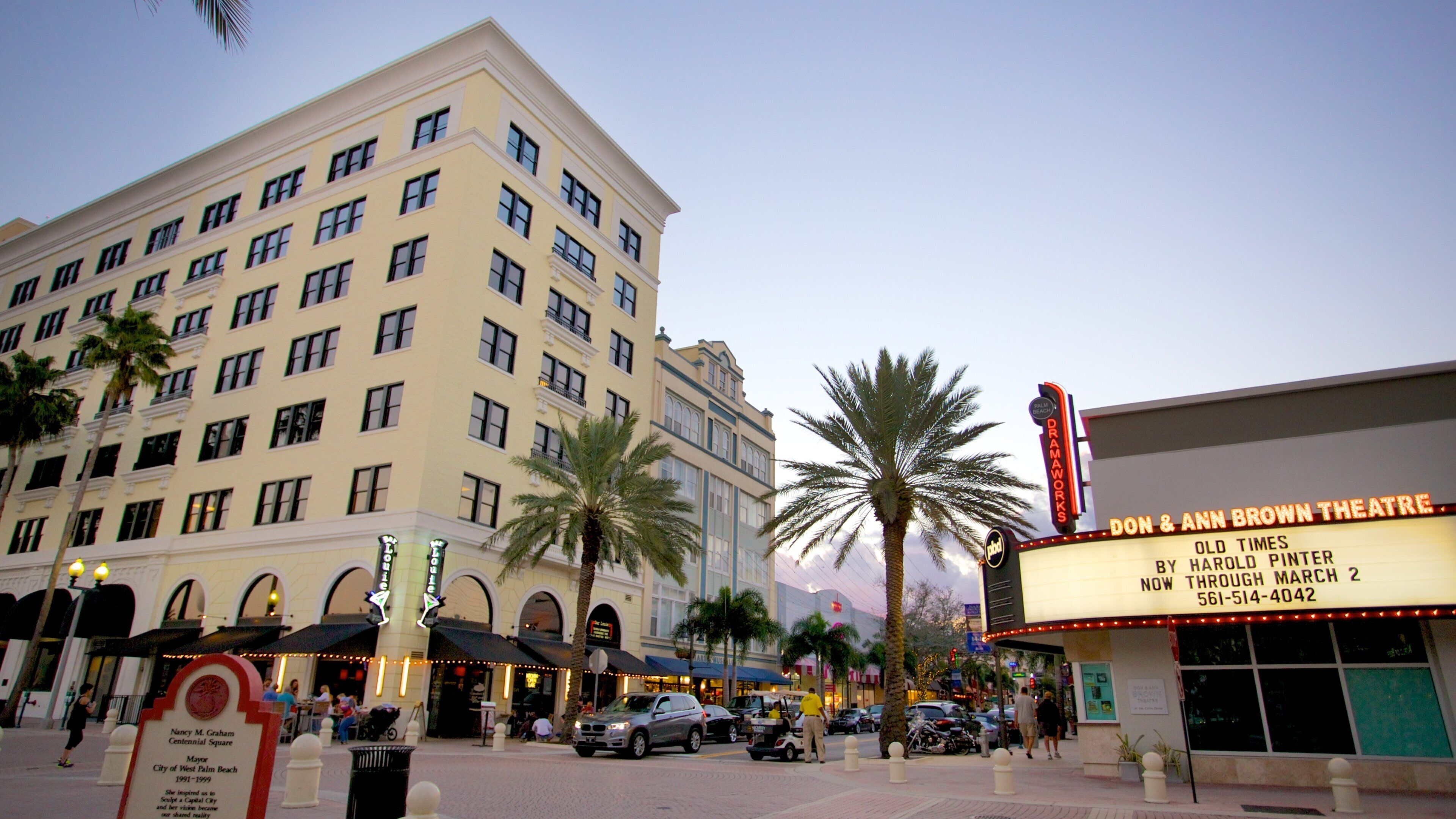 Clematis Street mettant en vedette ville, scènes de rue et signalisation