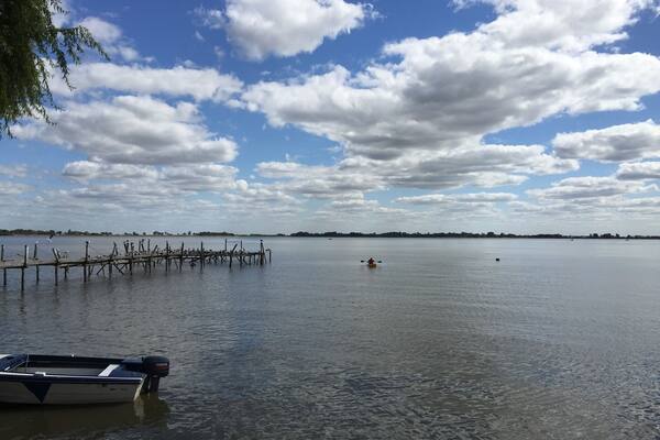 Un MUST de ChascomĂșs: el filet de pejerrey con papas fritas đđ y por primera vez probĂ© el de tararira. Es muy rico, la carne es blanca y no tiene espinas! đ