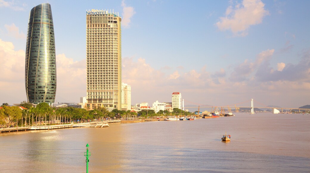 Han-elven som inkluderer båter, moderne arkitektur og blokk