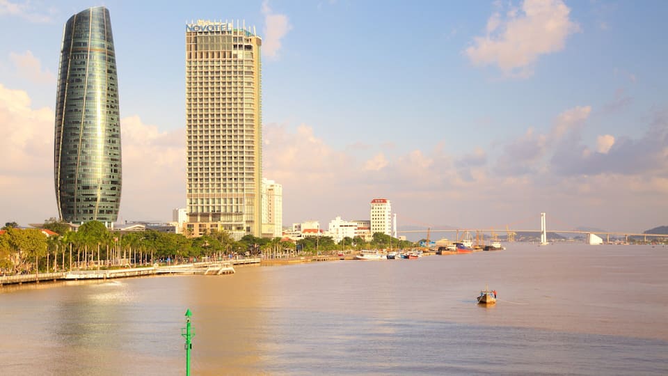 Han River which includes modern architecture, boating and a high rise building