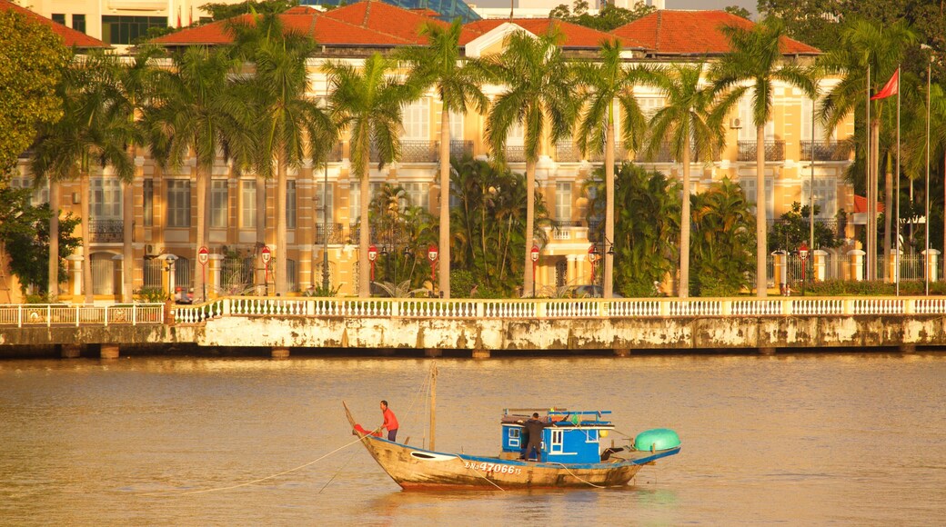 Han-elven som inkluderer elv eller bekk og båter
