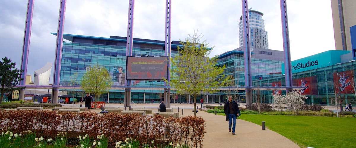 MediaCityUK ofreciendo un jardín, escenas de teatro y arquitectura moderna