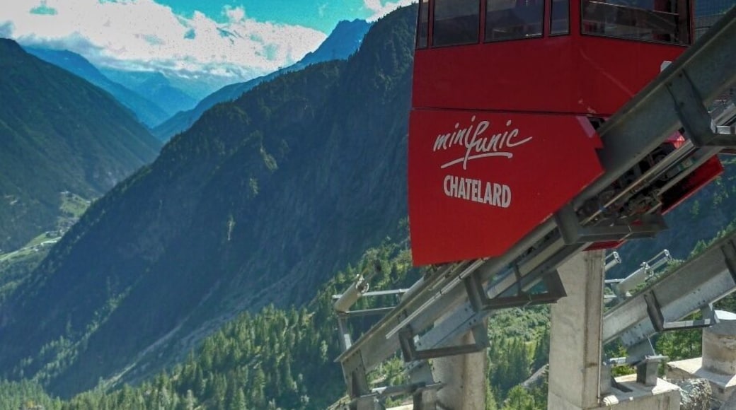 The Minifunic at the Parc D’ Attractions du Châtelard, connects the remaining 140m from the Small Scenic Train to the Lac d’Emosson. Riding this attraction is like being in a small mobile terrace, enjoying the views over the Alps. The arrival to the top, about 1930m high, is rewarding.