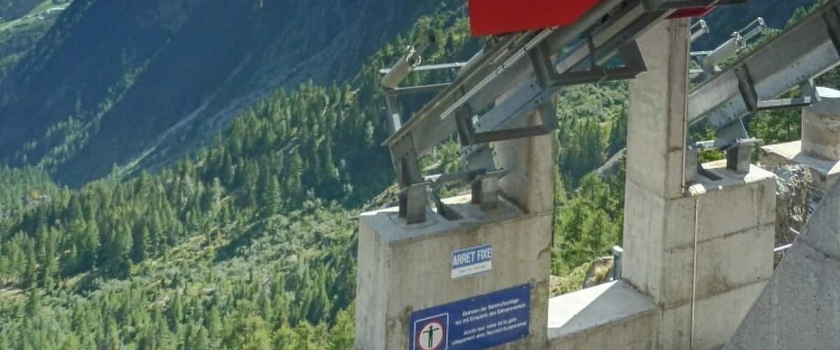 The Minifunic at the Parc Dâ Attractions du ChĂątelard, connects the remaining 140m from the Small Scenic Train to the Lac dâEmosson. Riding this attraction is like being in a small mobile terrace, enjoying the views over the Alps. The arrival to the top, about 1930m high, is rewarding.