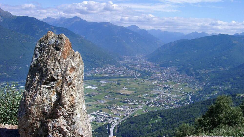 Blick vom Cima di Medeglia Richtung Bellinzona oberhalb von Rivera im Schweizer Kanton Tessin.