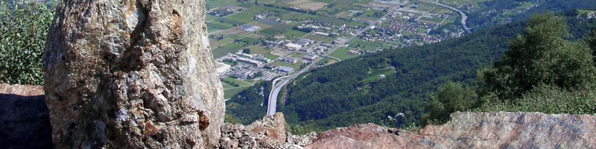 Blick vom Cima di Medeglia Richtung Bellinzona oberhalb von Rivera im Schweizer Kanton Tessin.
