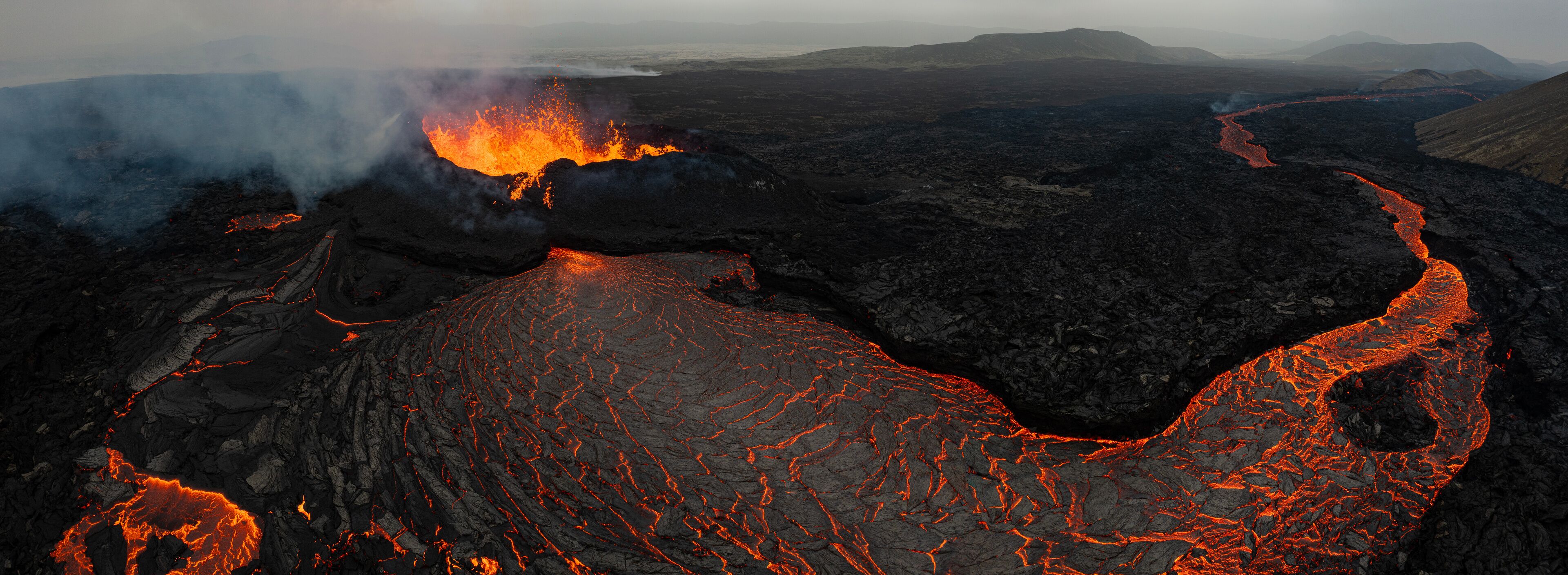 Un paisaje volcánico con lava incandescente.
