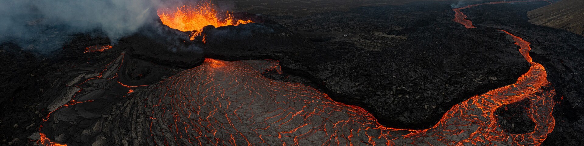 Un paisaje volcánico con lava incandescente.
