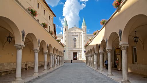 Basilica di Santa Rita som inkluderer kirke eller katedral og kulturarv