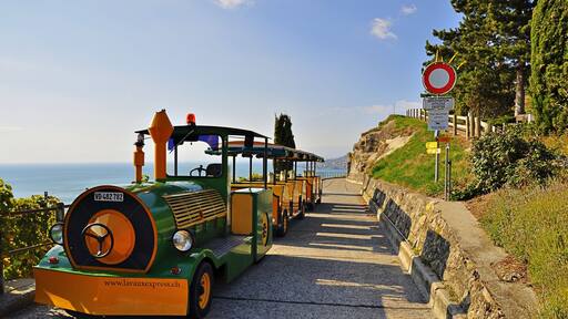 ラヴォー・エクスプレスラヴォー地区 デザレ通り/シュブル, スイス(Chemin du Dezaley/Chexbres,Schweiz)