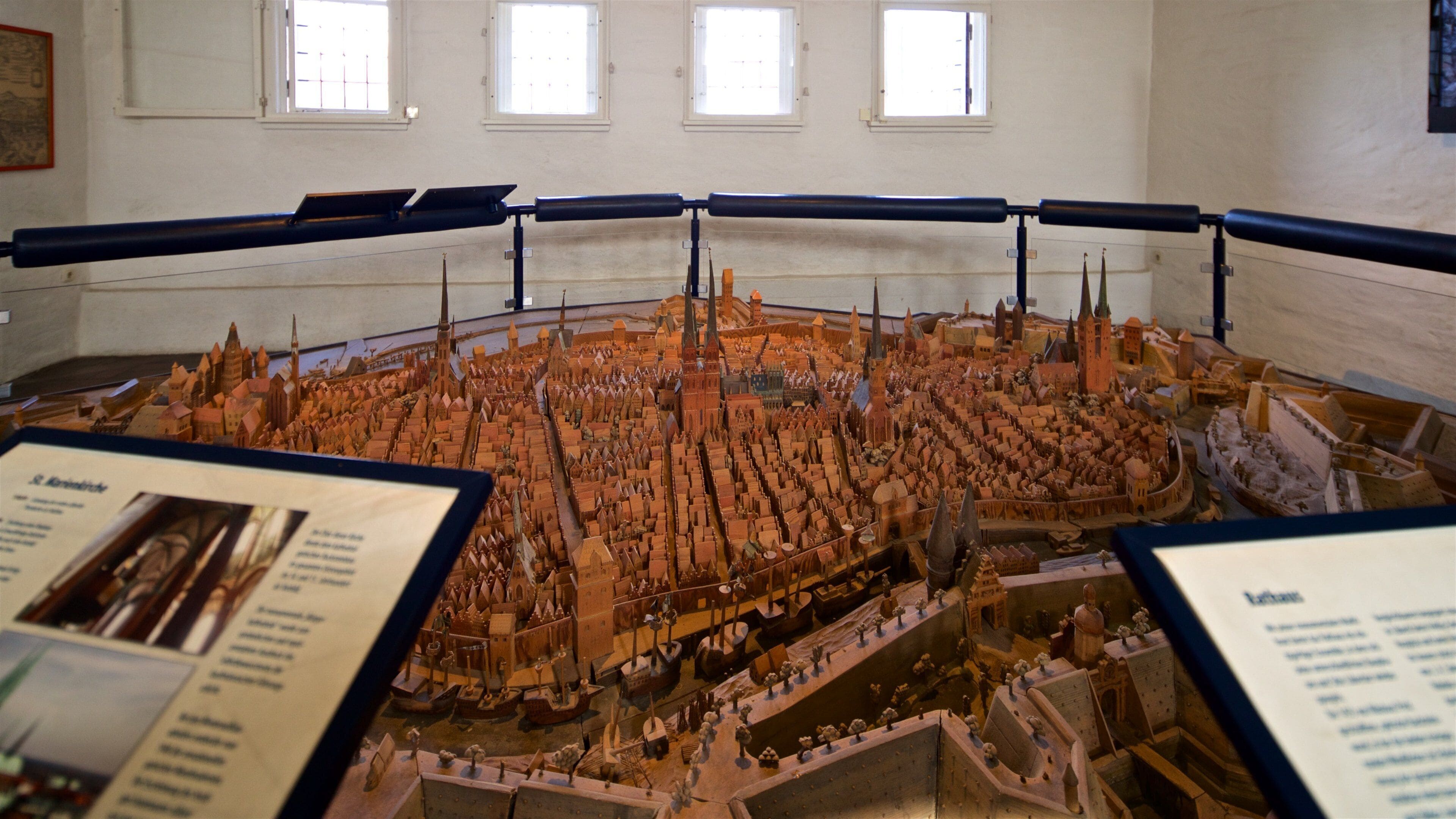 Museum Holstentor ofreciendo vistas interiores