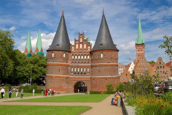 Museum Holstentor caracterizando flores silvestres, arquitetura de patrimônio e um jardim