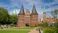Museum Holstentor ofreciendo flores salvajes, un jardín y arquitectura patrimonial