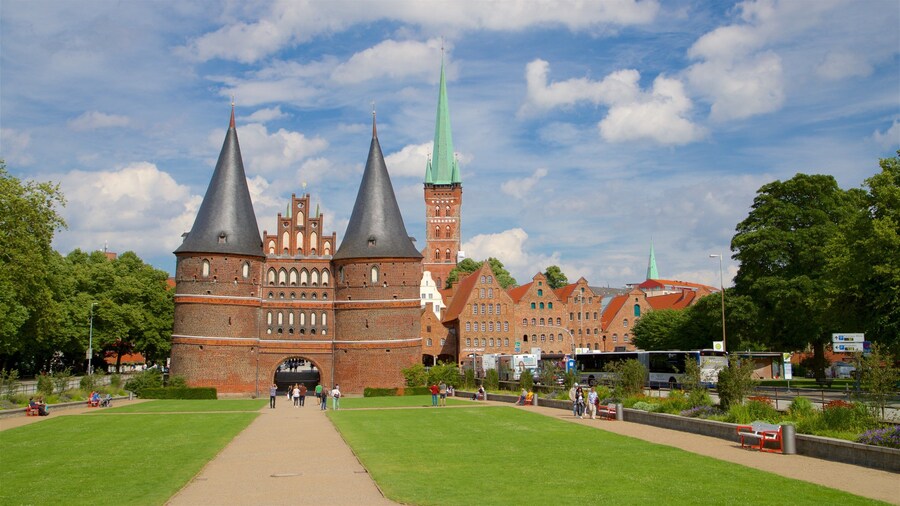 Museum Holstentor mostrando patrimonio de arquitectura y un jardín