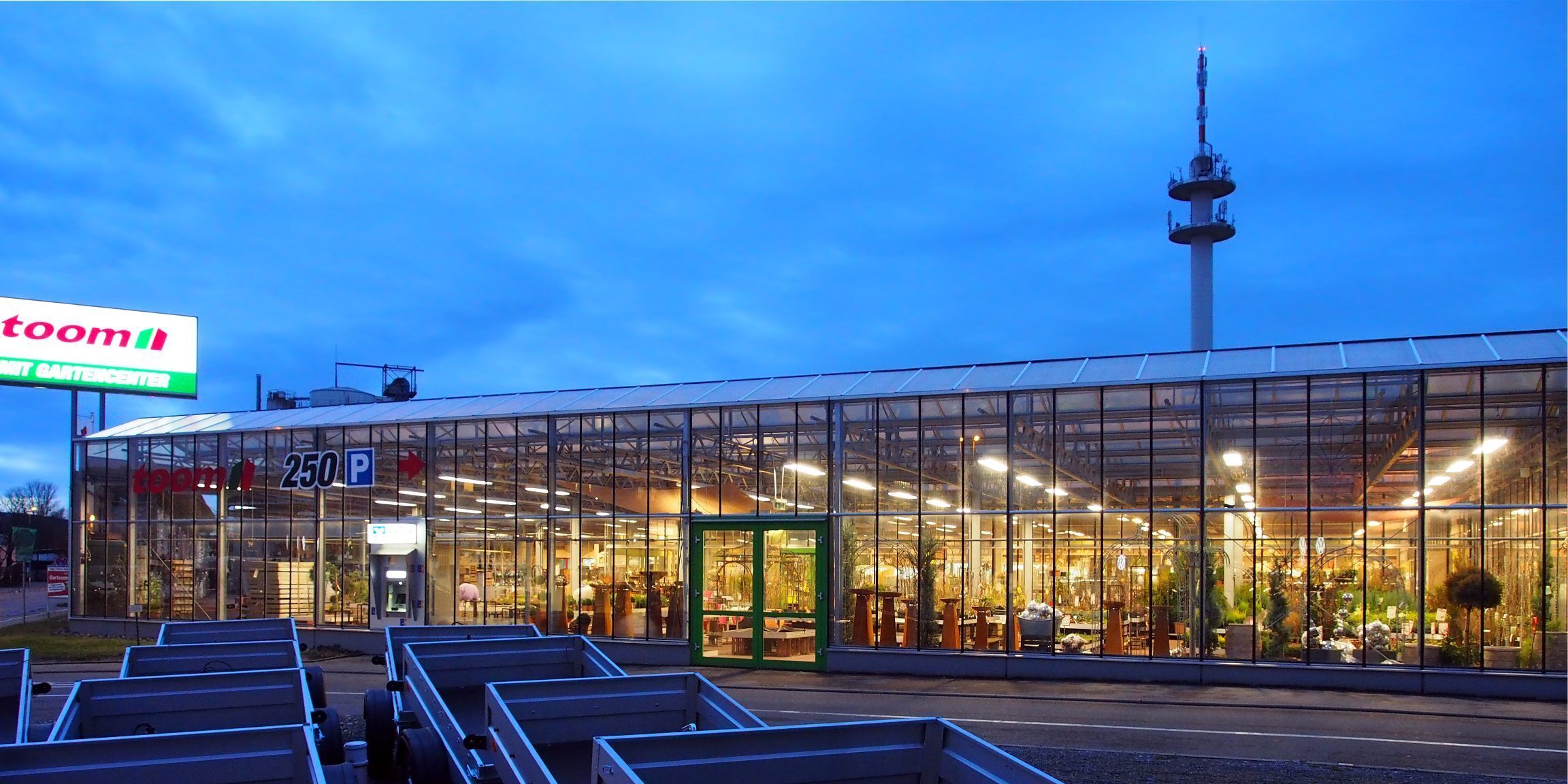 toom Baumarkt in Schorndorf, Glasfassade am Abend